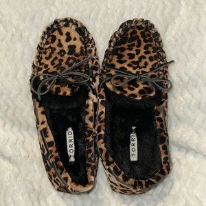 Like-new Size 10 Wide Torrid faux fur-lined Leopard-print Moccasin Slippers
